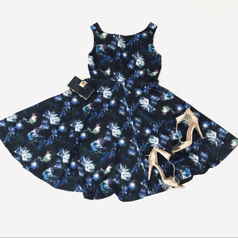Elegant Abstract Flower Dress with Open Back Sz L